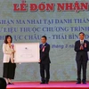 Bà Miki Nozawa, Trưởng ban Giáo dục Văn phòng đại diện UNESCO tại Việt Nam, trao Bằng công nhận Ma nhai tại Danh thắng Ngũ Hành Sơn là Di sản tư liệu thuộc Chương trình ký ức thế giới khu vực châu Á-Thái Bình Dương cho Thứ trưởng Bộ Văn hóa, Thể thao và D