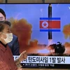 Truyền thông Hàn Quốc đưa tin tại Seoul về một vụ phóng tên lửa của Triều Tiên, ngày 17/11/2022. (Ảnh: AFP/TTXVN)
