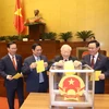 Tổng Bí thư Nguyễn Phú Trọng và các lãnh đạo Đảng, Nhà nước, đại biểu Quốc hội bỏ phiếu bầu Chủ tịch nước bằng hình thức bỏ phiếu kín. (Ảnh: TTXVN)