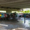 Bãi tập kết rác tạm dưới gầm cầu Bình Thủy 2, quận Bình Thủy được sắp xếp gọn lại sau phản ánh của người dân. (Ảnh: Thanh Liêm/TTXVN)