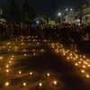 Người dân thắp nến tưởng niệm các nạn nhân vụ tai nạn tàu hỏa tại Athens, Hy Lạp. (Ảnh: THX/TTXVN)
