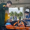 Bệnh nhân Huỳnh Bình được đưa lên trực thăng để chuyển vào bờ chữa trị. (Ảnh: TTXVN phát) 