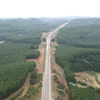 Dự án Cao tốc Cam Lộ-La Sơn đoạn qua tỉnh Quảng Trị sắp hoàn thành và đưa vào khai thác. (Ảnh: TTXVN phát)