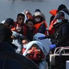 Lực lượng tuần tra biên giới Anh giải cứu người di cư lênh đênh trên biển khi đang cố vượt eo biển Manche, về tới cảng Dover, phía Đông Nam Anh tháng 5/2022. (Ảnh: AFP/TTXVN)
