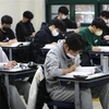Học sinh tham dự kỳ thi năng lực quốc gia (CSAT) tại một điểm thi ở Seoul, Hàn Quốc. (Ảnh: AFP/TTXVN)