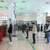Những du khách Trung Quốc làm thủ tục nhập cảnh tại Cửa khẩu đường bộ quốc tế Lào Cai. (Ảnh: Quốc Khánh/TTXVN)