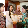 Bà Trần Kim Yến, Chủ tịch Ủy ban Mặt trận Tổ quốc Việt Nam Thành phố Hồ Chí Minh, trao tặng Bằng khen cho các tập thể và cá nhân có thành tích xuất sắc trong các hoạt động, vận động ủng hộ các nguồn quỹ trong năm 2022 và công tác chăm lo Tết Nguyên đán Qu