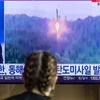 Người dân theo dõi bản tin về vụ phóng thử tên lửa của Triều Tiên được phát trên truyền hình, tại nhà ga ở Seoul, Hàn Quốc. (Ảnh: YONHAP/TTXVN)
