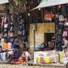 Vỉa hè tại phố Đinh Tiên Hoàng (gần đền Bà Kiệu, quận Hoàn Kiếm) bị chiếm dụng để kinh doanh, buôn bán. (Ảnh: Quỳnh Anh/TTXVN phát)