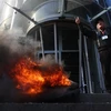 Người biểu tình đốt phá ngân hàng ở Beirut, Liban, ngày 16/2. (Ảnh: AFP/TTXVN)