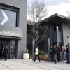 Người dân tập trung bên ngoài trụ sở ngân hàng Silicon Valley Bank (SVB) ở California, Mỹ. (Ảnh: THX/TTXVN)
