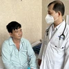 Thạc sỹ-bác sỹ Nguyễn Thanh Nhựt, Trưởng khoa Tim mạch can thiệp, thăm khám cho bệnh nhân. (Nguồn: Báo Đồng Nai)