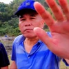 Đối tượng tự xưng là Giám đốc nhà máy giấy Thuận Phát, kẻ trực tiếp hành hung, giật máy quay của nhóm phóng viên. (Ảnh cắt từ clip)