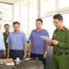 Cơ quan điều tra đọc lệnh khám xét tại nơi làm việc của Nguyễn Văn Chiến. (Ảnh: TTXVN phát)