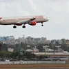 Máy bay của hãng hàng không Air India chuẩn bị hạ cánh xuống sân bay quốc tế Mumbai, Ấn Độ. (Ảnh: AFP/TTXVN)