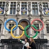 Biểu tượng Olympic tại Paris, Pháp. (Ảnh: AFP/TTXVN)