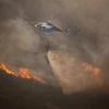 Trực thăng phun nước dập lửa cháy rừng tại Lobeira, tỉnh Ourense, Tây Bắc Tây Ban Nha tháng 8/2022. (Ảnh: AFP/TTXVN)