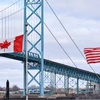 Cờ Canada và Mỹ gần Cầu Ambassador tại cửa khẩu biên giới Canada-Mỹ ở Windsor. (Nguồn: THE CANADIAN PRESS)