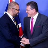 Ngoại trưởng Anh James Cleverly (trái) trong cuộc gặp Ủy viên châu Âu phụ trách vấn đề Brexit Maros Sefcovic tại Brussels, Bỉ ngày 17/2. (Ảnh: AFP/TTXVN)