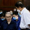 Bị cáo Nguyễn Thái Luyện trao đổi với luật sư tại phiên tòa sơ thẩm. (Ảnh: Thành Chung/TTXVN)