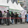 Một điểm xét nghiệm COVID-19 ở Seoul, Hàn Quốc. (Ảnh: AFP/TTXVN)