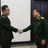 Thượng tướng Hoàng Xuân Chiến chào đón Đại tá Phan Đào tới làm việc với Bộ Quốc phòng Việt Nam. (Ảnh: Hồng Pha/TTXVN phát)