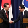 Tổng thống Hàn Quốc Yoon Suk-yeol (trái) và Thủ tướng Nhật Bản Fumio Kishida tại cuộc họp báo ở Tokyo ngày 16/3. (Ảnh: Yonhap/TTXVN)
