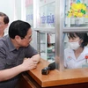 Thủ tướng Phạm Minh Chính kiểm tra tình trạng thuốc và thiết bị y tế tại Bệnh viện Đa khoa tỉnh Khánh Hòa. (Ảnh: Dương Giang/TTXVN)