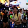 Khách du lịch và người dân địa phương vui chơi trong kỳ nghỉ Tết Songkran ở Bangkok, Thái Lan, tháng 4/2022. (Ảnh: AFP/TTXVN)