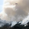 Trực thăng được huy động dập lửa cháy rừng tại núi Inwang, Hàn Quốc, ngày 2/4. (Ảnh: THX/TTXVN)