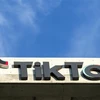 Biểu tượng của TikTok tại một tòa nhà ở Culver, California, Mỹ. (Ảnh: AFP/TTXVN)