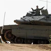 Binh sỹ và xe quân sự Israel được triển khai gần Shtula, giáp giới với Liban. (Ảnh: AFP/TTXVN)