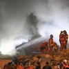 Lực lượng cứu hỏa làm nhiệm vụ tại hiện trường vụ sập nhà ở thành phố Marseille, miền Nam Pháp. (Ảnh: AFP/TTXVN)