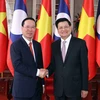 Chủ tịch nước Võ Văn Thưởng và Tổng Bí thư, Chủ tịch nước Lào Thongloun Sisoulith tại lễ đón. (Ảnh: Thống Nhất/TTXVN)