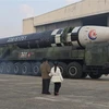 Nhà lãnh đạo Triều Tiên Kim Jong-un (trái) cùng con gái thị sát vụ phóng thử tên lửa đạn đạo liên lục địa Hwasong-17 kiểu mới tại sân bay quốc tế Bình Nhưỡng, ngày 18/11/2022. (Ảnh: Yonhap/TTXVN)