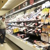 Người dân mua sắm tại một siêu thị ở California, Mỹ. (Ảnh: THX/TTXVN)