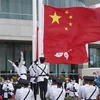 Lễ thượng cờ nhân kỷ niệm 25 năm Hong Kong được trao trả cho Trung Quốc, tại quảng trường Kim Tử Kinh. (Ảnh: AFP/TTXVN)