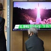 Người dân theo dõi tin tức được phát trên truyền hình về vụ phóng tên lửa của Triều Tiên, tại Seoul, ngày 13/4. (Ảnh: AFP/TTXVN)