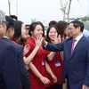 Thủ tướng Phạm Minh Chính với sinh viên Đại học Quốc gia Hà Nội cơ sở Hoà Lạc. (Ảnh: Dương Giang/TTXVN)