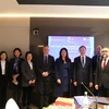 Đại sứ Dương Hải Hưng chụp ảnh lưu niệm với các đại diện tham dự Hội thảo "Bổ trợ kinh tế Việt Nam-Italy: Cơ hội với vùng Umbria." (Ảnh: Thanh Hải-Trường Dụy/TTXVN)