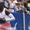 Vận động viên Kenya Eliud Kipchoge cán đích đầu tiên trong cuộc thi marathon điền kinh nam tại Olympic Tokyo 2020. (Ảnh: THX/TTXVN)