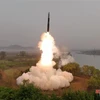 Triều Tiên phóng tên lửa đạn đạo liên lục địa (ICBM) loại mới sử dụng nhiên liệu rắn Hwasongpho-18. (Ảnh: KCNA/TTXVN)