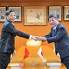 Trưởng Ban Kinh tế Trung ương Trần Tuấn Anh và Tổng thư ký LDP Motegi Toshimitsu. (Ảnh: Đức Thịnh-Phạm Tuân/TTXVN)