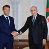 Tổng thống Algeria Abdelmadjid Tebboune (phải) và Tổng thống Pháp Emmanuel Macron tại cuộc gặp ở Algiers ngày 27/8/2022. (Ảnh: THX/TTXVN)
