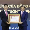 Phó Thủ tướng Chính phủ Lê Minh Khái phủ trao Huân chương Lao động hạng Ba cho Công ty TNHH Điện tử Samsung Việt Nam Thái Nguyên. (Ảnh: An Đăng/TTXVN)