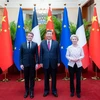 Chủ tịch Trung Quốc Tập Cận Bình (giữa) đã tiến hành hội nghị ba bên với Tổng thống Pháp Emmanuel Macron (trái) và Chủ tịch Ủy ban châu Âu (EC) Ursula von der Leyen tại Bắc Kinh ngày 6/4. (Ảnh: THX/TTXVN)