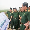 Thượng tướng Vũ Hải Sản kiểm tra thực địa gói thầu số 11-XL thuộc Dự án đường cao tốc Bắc-Nam. (Ảnh: TTXVN phát)
