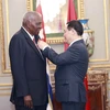 Chủ tịch Quốc hội Vương Đình Huệ trao Huân chương Hồ Chí Minh tặng Chủ tịch Quốc hội Chính quyền Nhân dân nước Cộng hòa Cuba Esteban Lazo Hernandez. (Ảnh: Doãn Tấn/TTXVN)