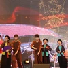 Trình diễn di sản văn hóa phi vật thể tại chương trình “Hành trình du lịch văn hóa lịch sử” huyện Quốc Oai. (Ảnh: Lê Phú/TTXVN)