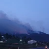 Ngọn lửa bùng phát trở lại tại khu vực quanh chân núi Voi. (Ảnh người dân chụp lúc 18 giờ 10 phút ngày 23/4)